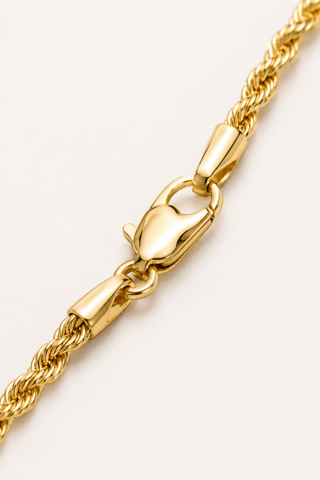 Elegante collar clásico con cruz de oro