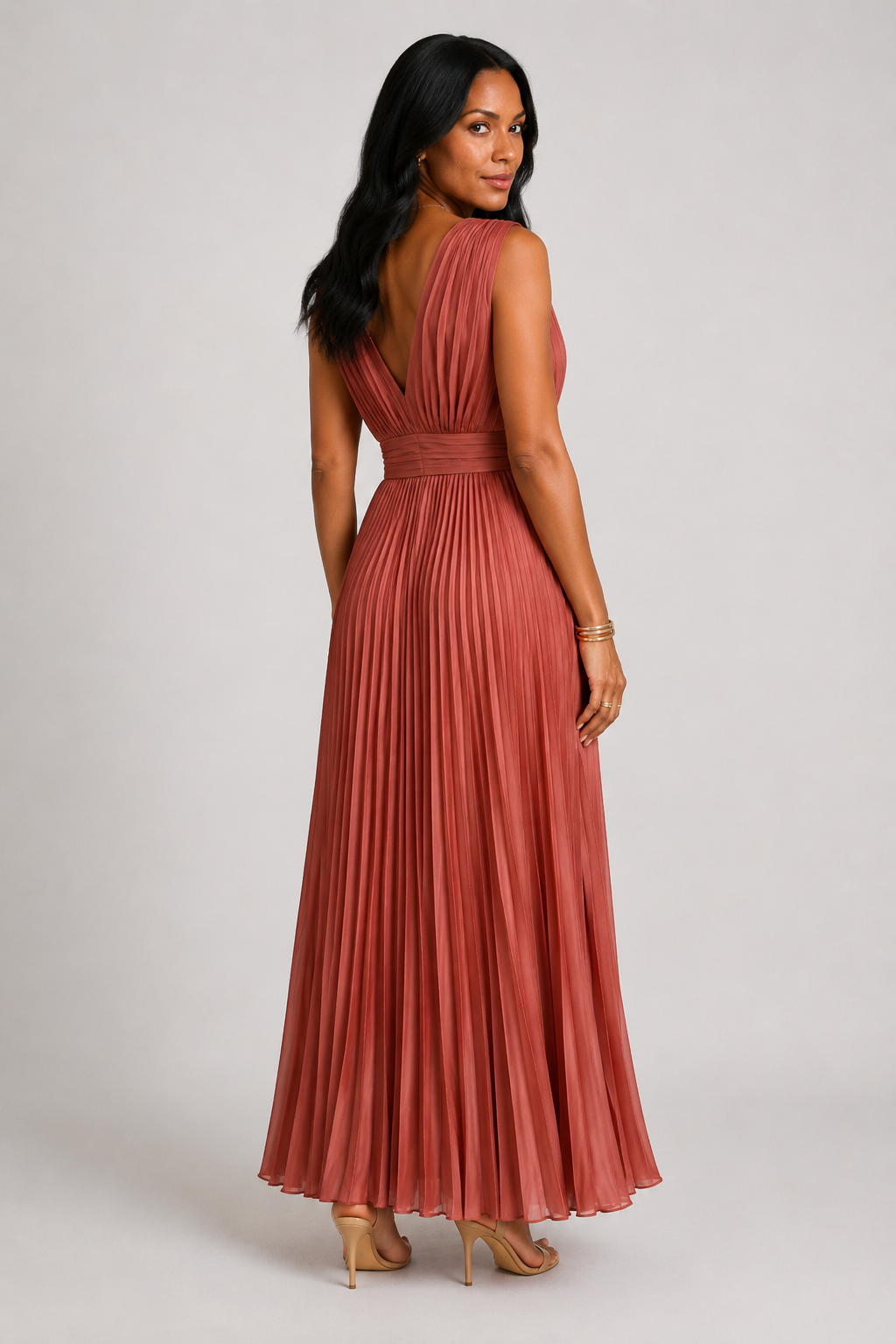 Vestido midi plisado con escote en V