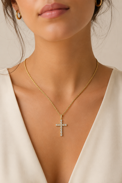 Elegante collar clásico con cruz de oro